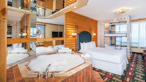Une chambre d’hôtel avec une grande baignoire, un lit, un miroir et une pancarte sur laquelle on peut lire : « PRISON DU COMTÉ ».