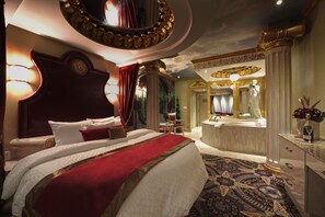 In-room safe, blackout drapes, iron/ironing board, free WiFi - Fantasyland Hotel (Edmonton)