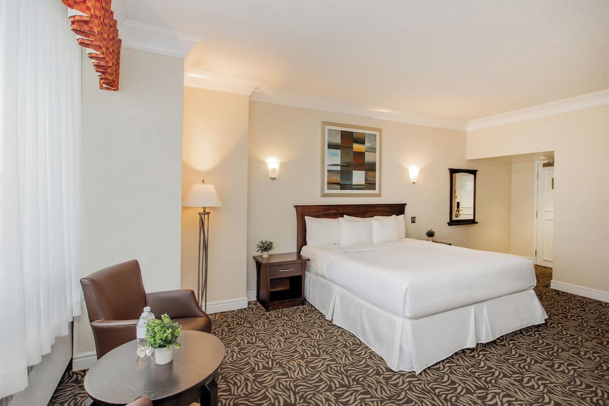 Executive King Room with Jacuzzi | In-room safe, blackout drapes, iron/ironing board, cribs (free)