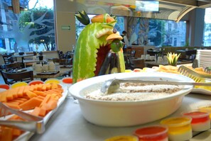 A buffet with various food items and a large decorative centerpiece resembling a dragon. - Aranzazu Centro Historico Guadalajara (Guadalajara)