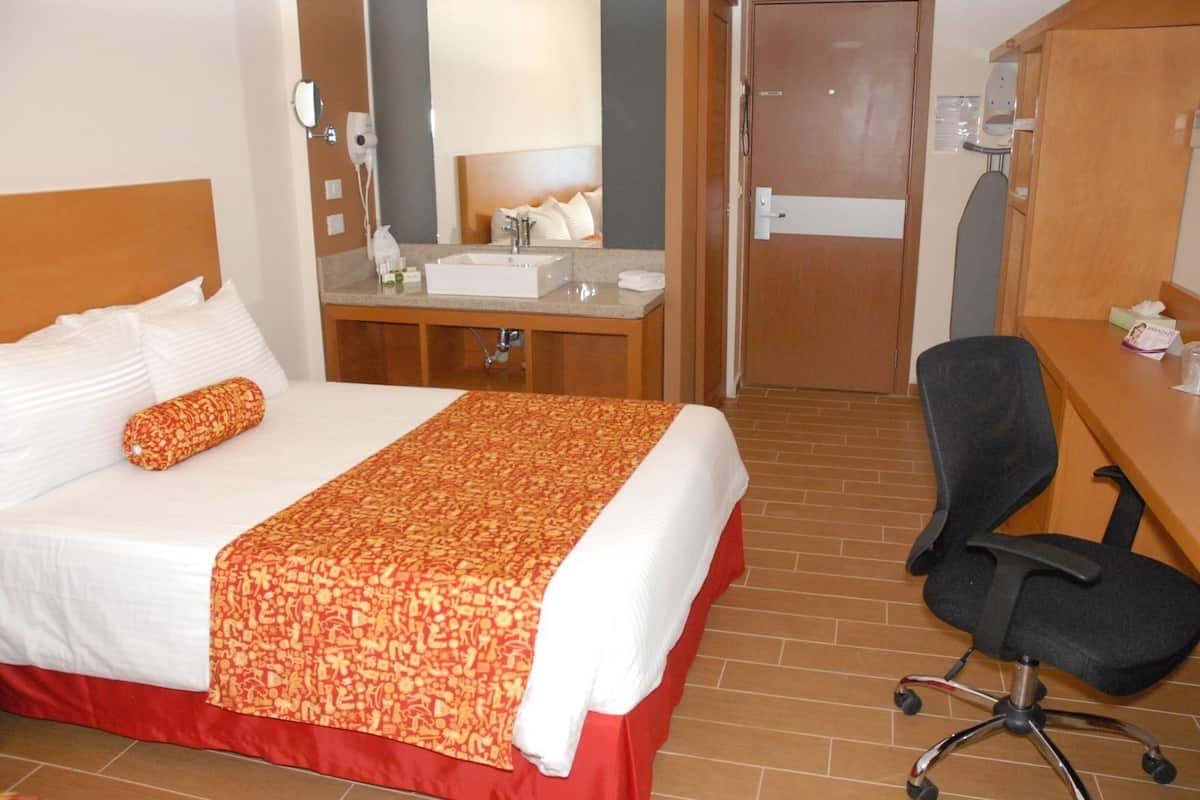 Caja fuerte, escritorio, wifi gratis y ropa de cama