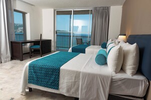 Habitación estándar doble, 2 camas dobles, vistas parciales al mar | Caja fuerte, escritorio, espacio para trabajar con un portátil