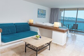 Studio Suite, 1 King Bed, Partial Sea View | 1 bedroom, in-room safe, desk, laptop workspace