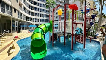 2 piscinas al aire libre, sombrillas, sillones reclinables de piscina