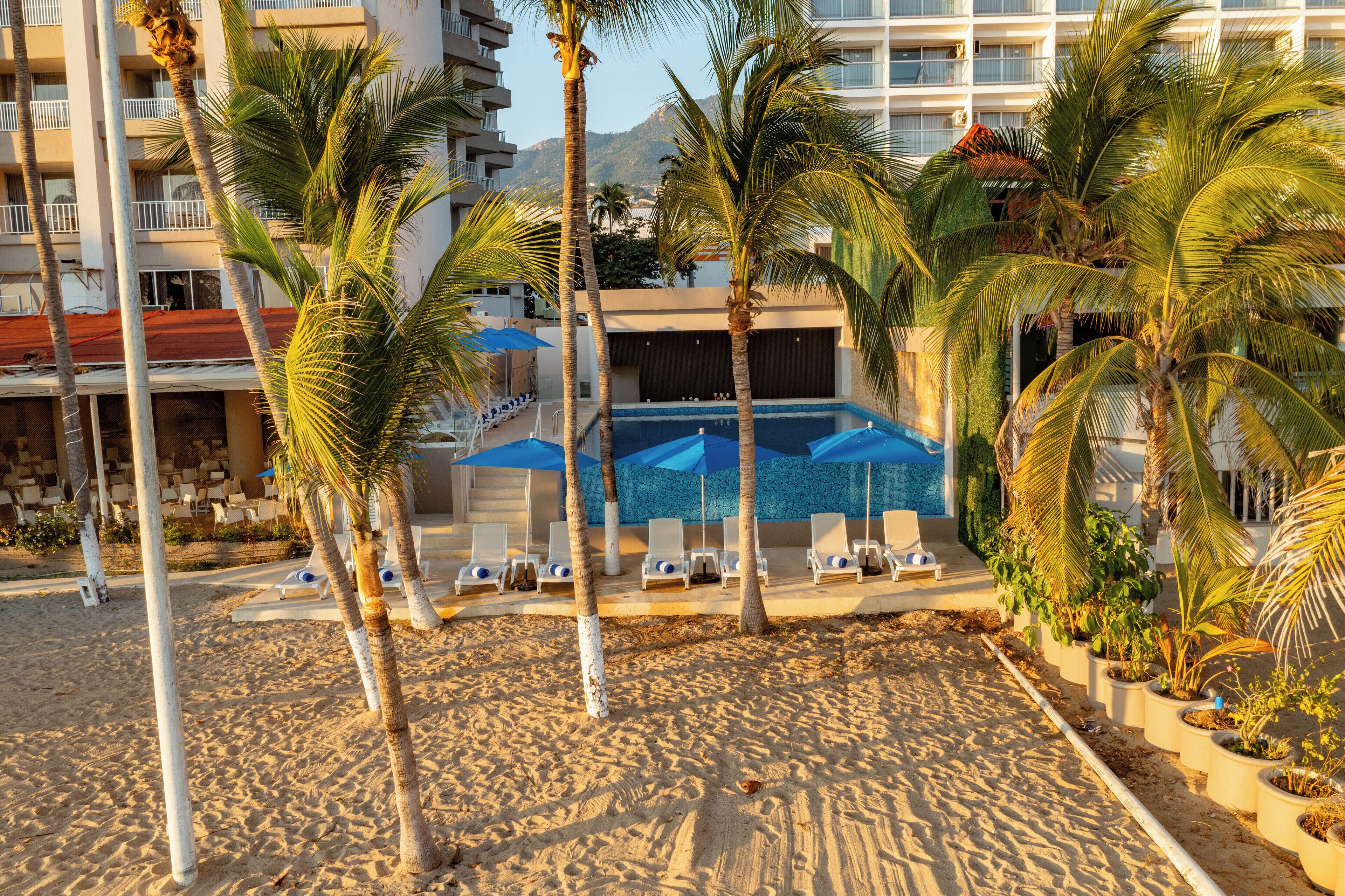 2 albercas al aire libre, sombrillas en la alberca y camastros 