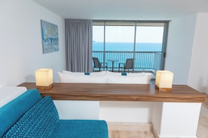 Suite estudio, 1 cama King size, vista parcial al mar | Vista a la playa o el mar