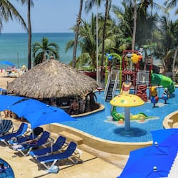2 kolam renang terbuka, payung kolam, kerusi lepak pantai