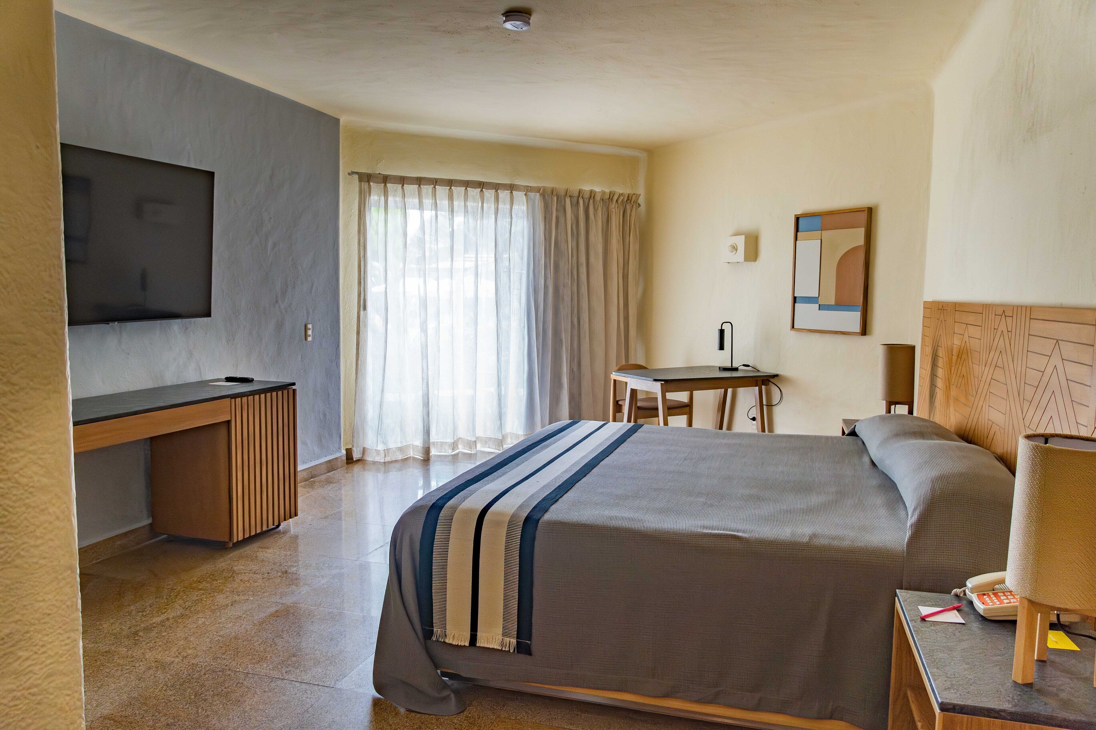 Caja de seguridad en la habitación y espacio para trabajar con laptop 