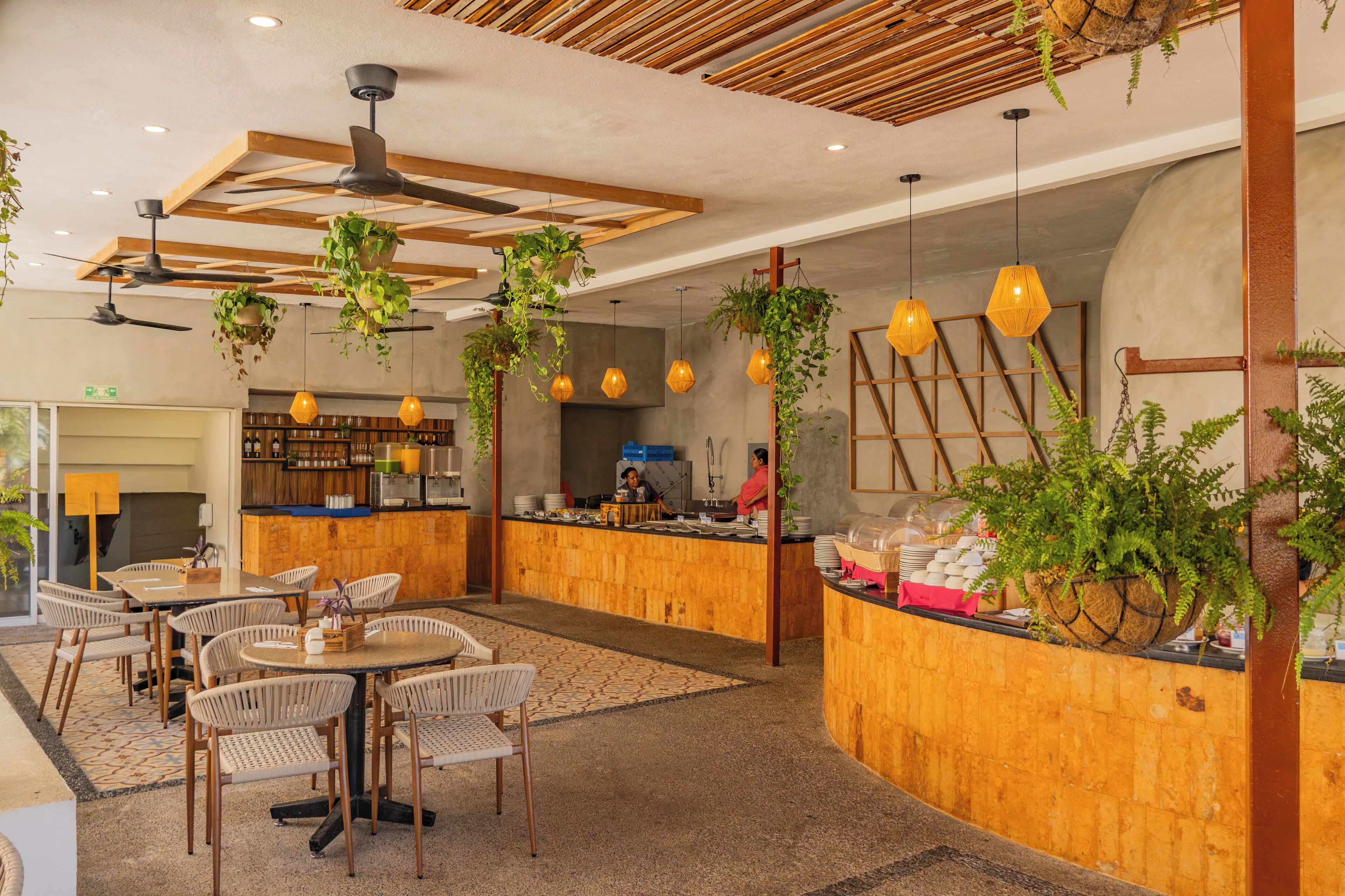 4 restaurants, serveren ontbijt