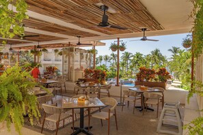 4 restaurantes; se sirven desayunos y cenas