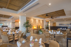 4 restaurants, breakfast served
