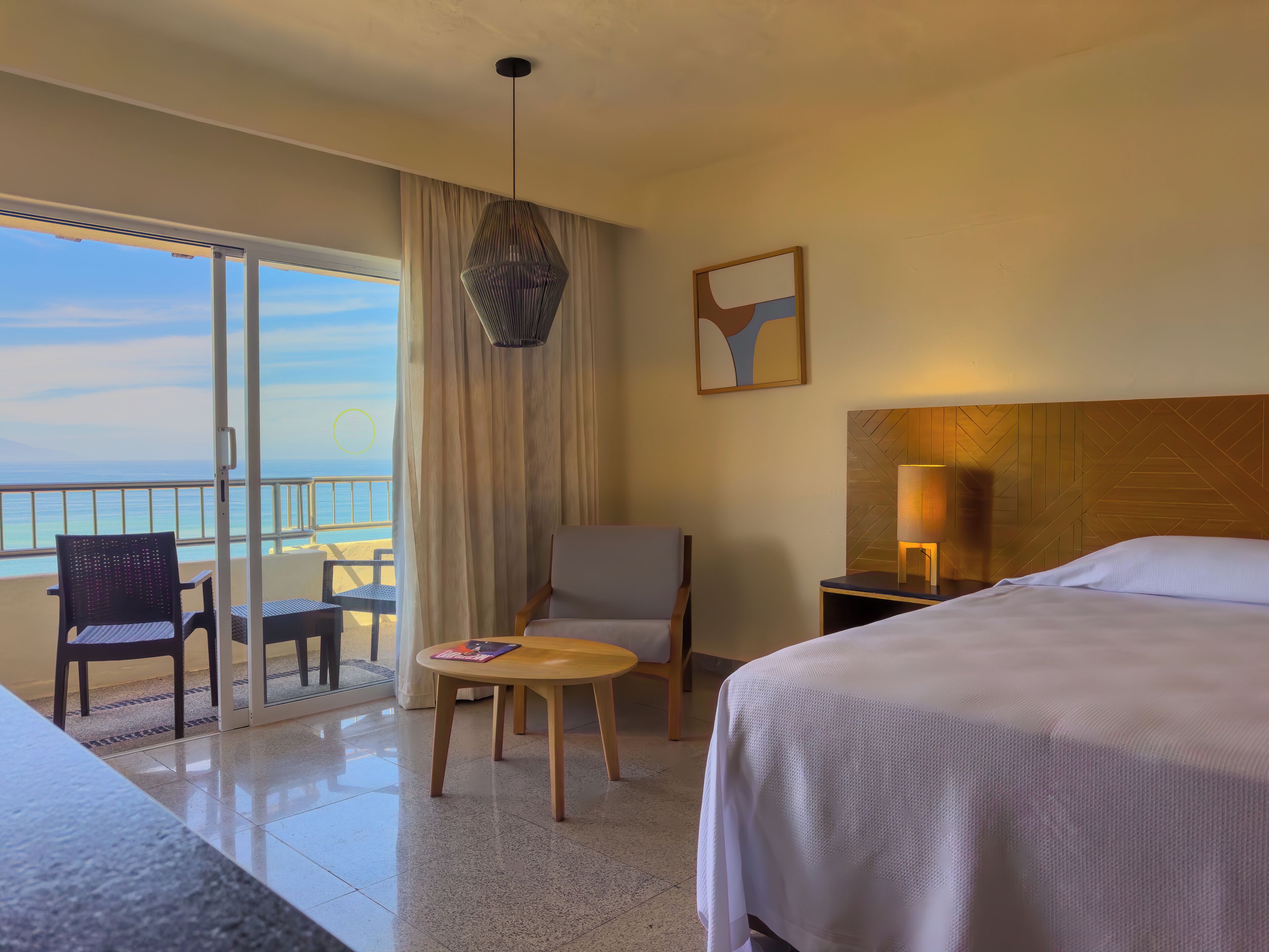 Caja de seguridad en la habitación y espacio para trabajar con laptop 