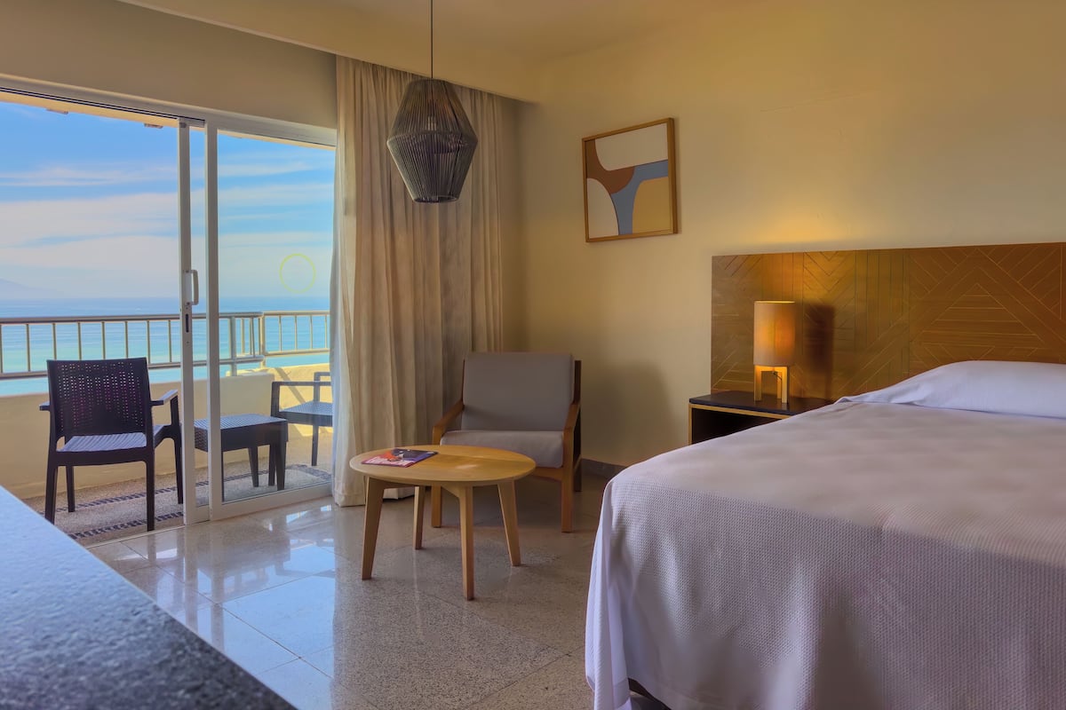 DLX Panoramic Bay View | 1 bedroom, in-room safe, laptop workspace, blackout curtains