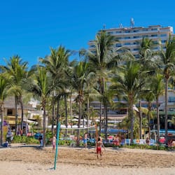 Plage, serviettes de plage, beach-volley, kayak