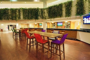 2 Bars/Lounges