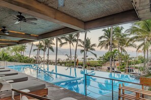 An infinity pool with a view of the beach and palm trees. - Friendly Fun Vallarta Different Experiences (Puerto Vallarta)