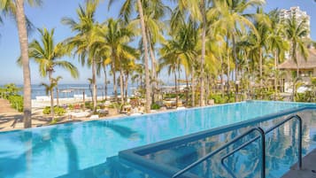 3 piscinas al aire libre, sillones reclinables de piscina