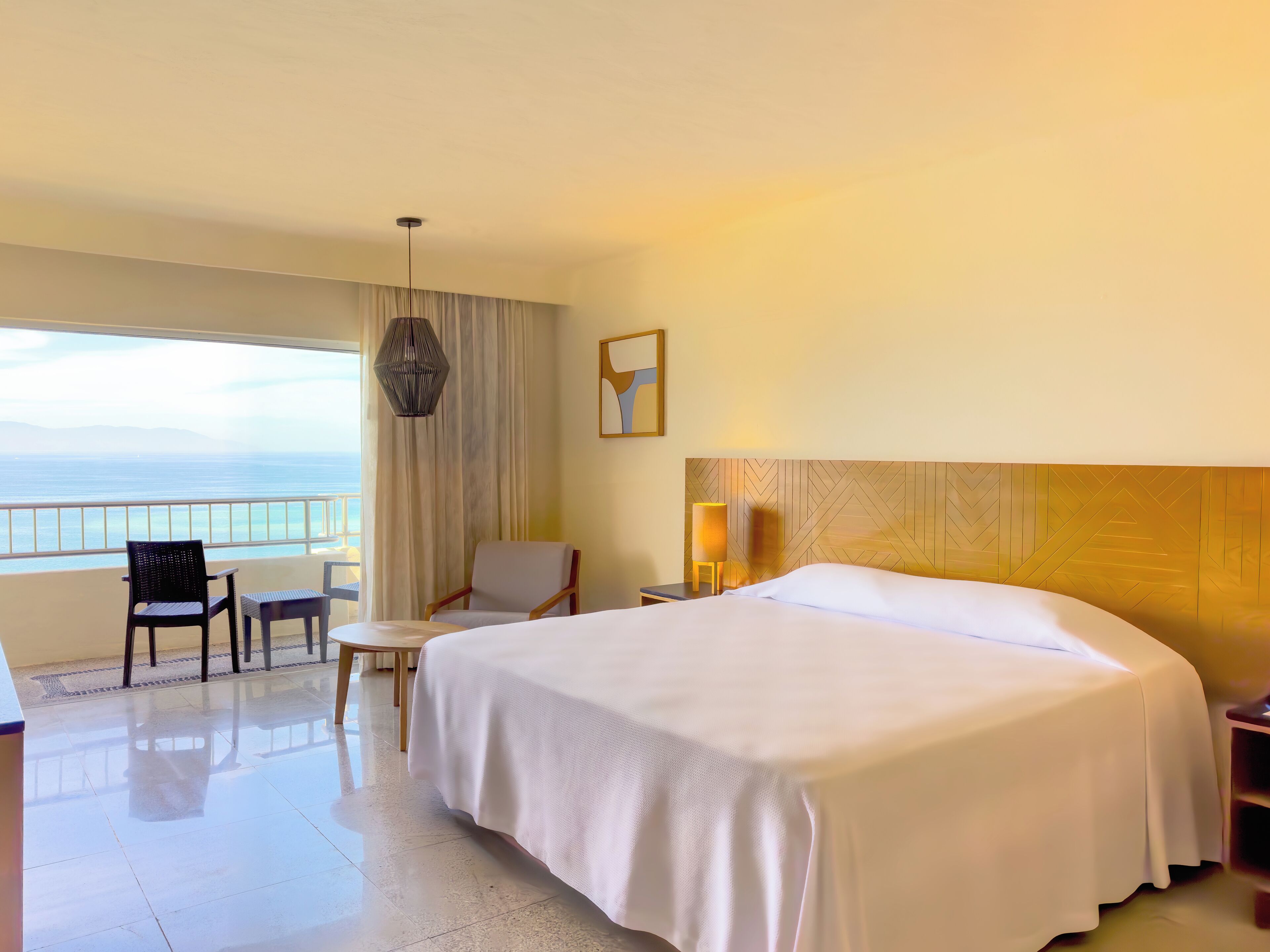 DLX Panoramic Bay View | In-room safe, laptop workspace, blackout drapes, free WiFi