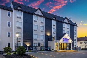 Un hotel con fachada moderna, varias ventanas y el letrero de Days Inn & Suites.