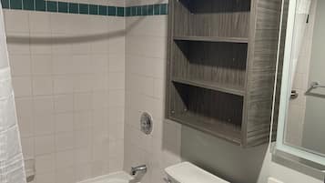 Une salle de bain avec une baignoire, des toilettes et un lavabo.