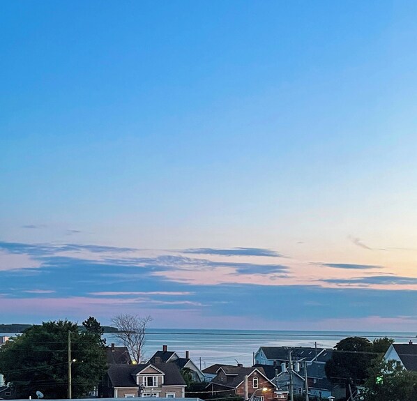 Una zona residencial costera con casas y vistas al mar.