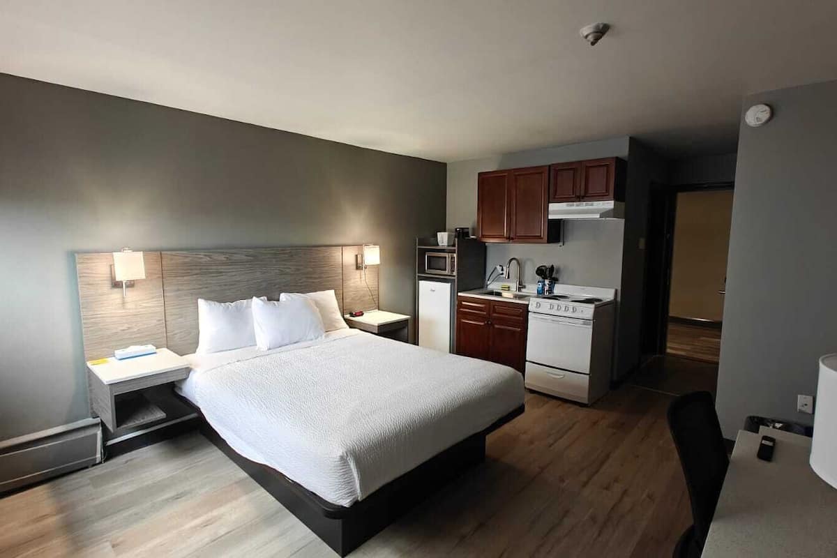Suite, 1 grand lit, non-fumeurs (Efficiency, Exterior Access) | Décoration personnalisée, ameublement personnalisé, bureau