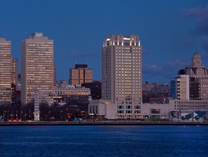 A city skyline with a prominent Hilton hotel. - Hilton Philadelphia at Penn's Landing (Philadelphia)