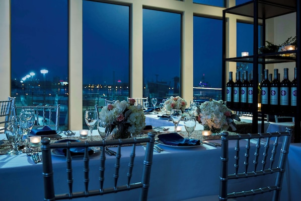 Breakfast, lunch, dinner served; American cuisine, beach views