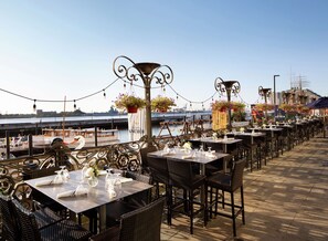 Frukost och lunch serveras, med utsikt mot stranden 