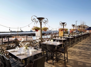 Breakfast, lunch, dinner served; American cuisine, beach views