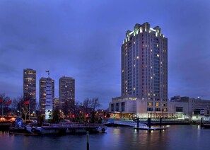 A high-rise hotel with multiple floors, a waterfront view, and a dock with boats. - Hilton Philadelphia at Penn's Landing (Philadelphia)