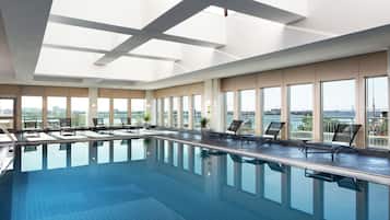 Piscine couverte, accÚs possible de 08 h 00 à 22 h 00, chaises longues