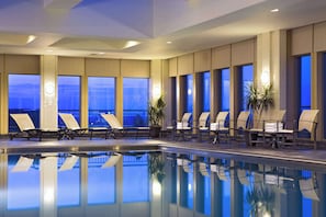Piscine couverte, accès possible de 06 h 00 à 23 h 00, chaises longues