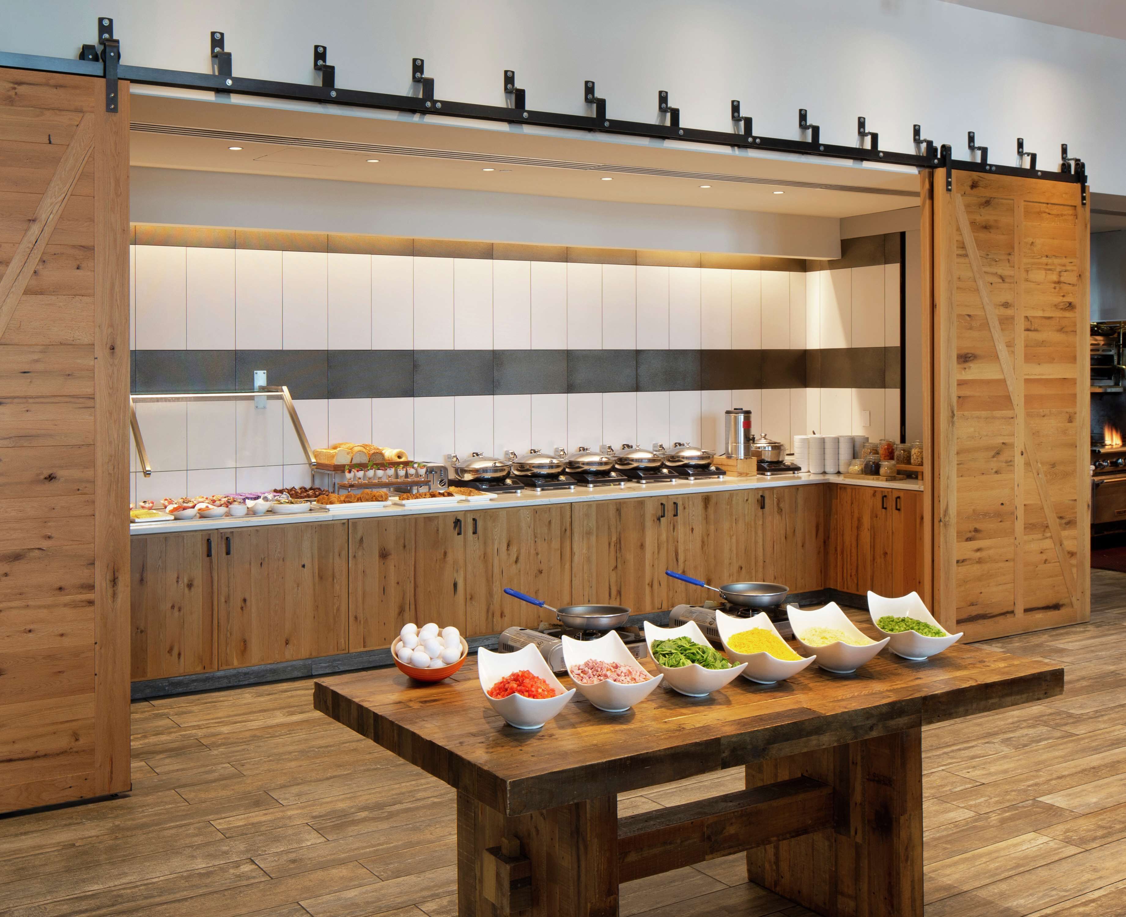 Una mesa de buffet con diferentes alimentos y utensilios de cocina.