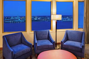 Exclusive Studio, 1 King Bed, Club lounge access | Living area