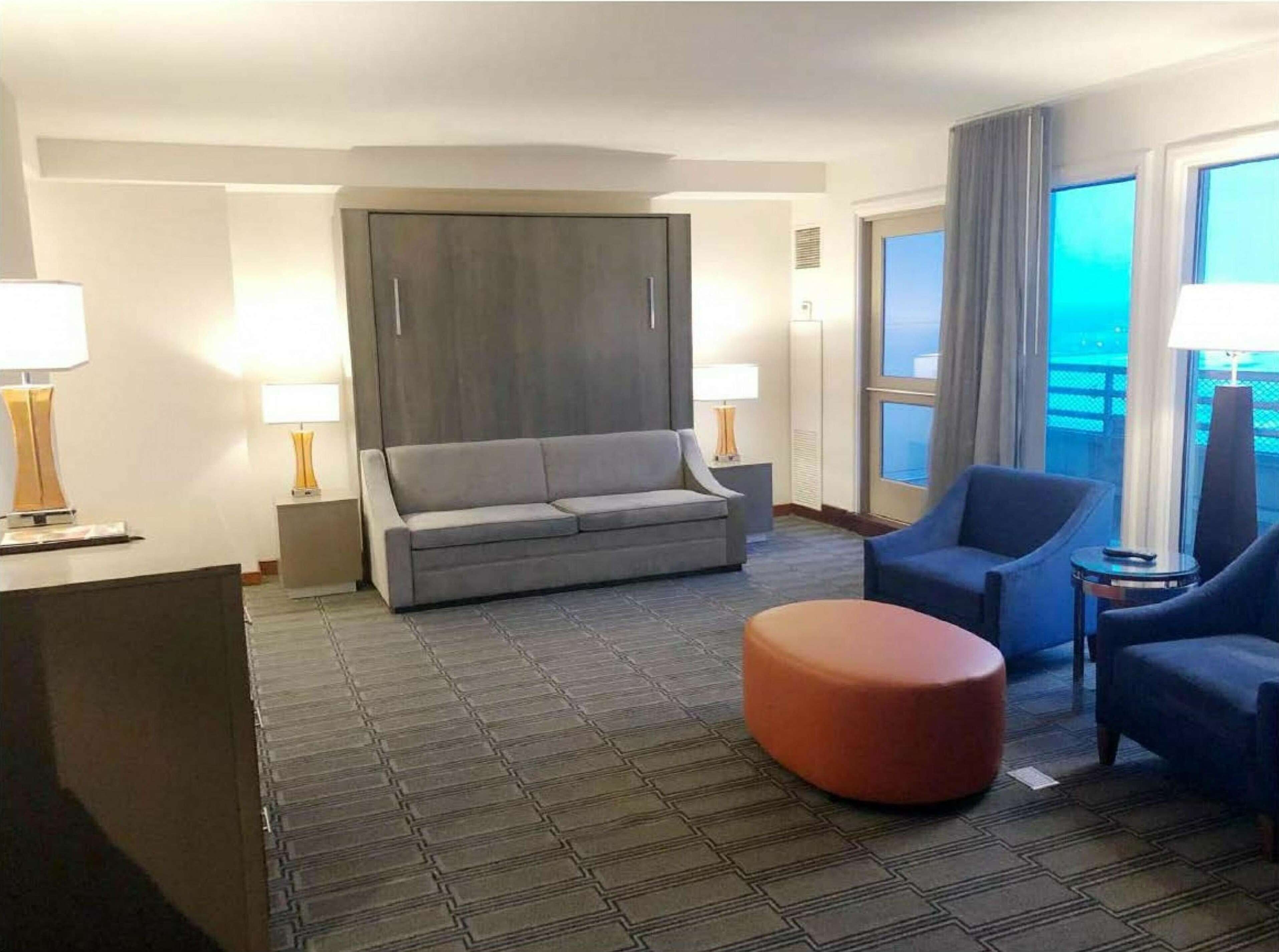 65-吋平面電視、有線頻道、電視、iPod 底座