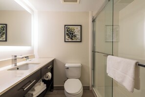 Deluxe Suite, 1 Bedroom, Non Smoking, Kitchenette | Bathroom | Shower, free toiletries, hair dryer, towels