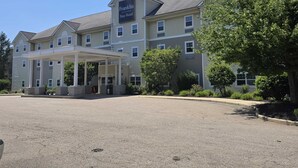 A multi-story hotel with a covered entrance and a sign reading 'Franklin Extended Stay Hotel.' - Franklin Extended Stay Hotel (Franklin)
