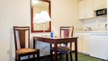 Combined shower/bathtub, free toiletries, hair dryer, towels