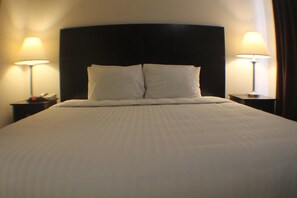 Down duvets, desk, iron/ironing board, cots/infant beds - Greystone Inn and Suites (Vance)