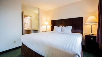 Edredones de plumas, escritorio, tabla de planchar con plancha