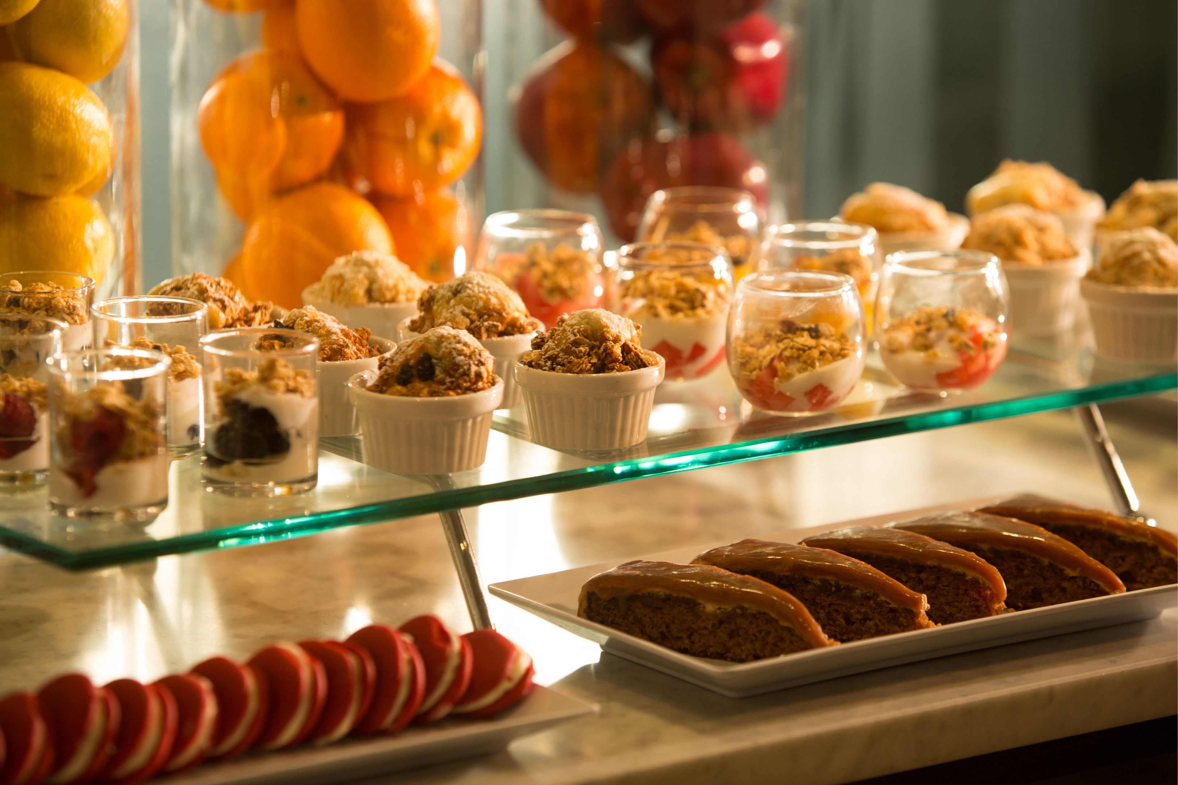 Een buffet met diverse desserts en fruit.
