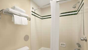 Bañera con ducha, artículos de tocador gratuitos, secador de pelo