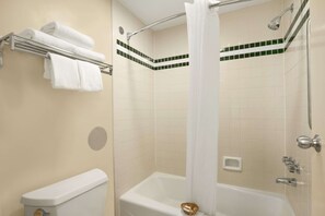 Duschwanne, kostenlose Toilettenartikel, Haartrockner, Handtücher