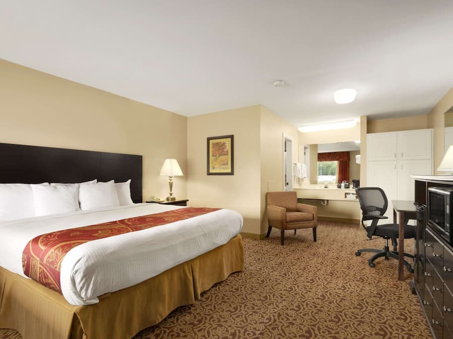 Suite, 1 kingsize-seng med sovesofa, ikke-røyk | Senger med overmadrass, skrivebord, blendingsgardiner og lydisolert