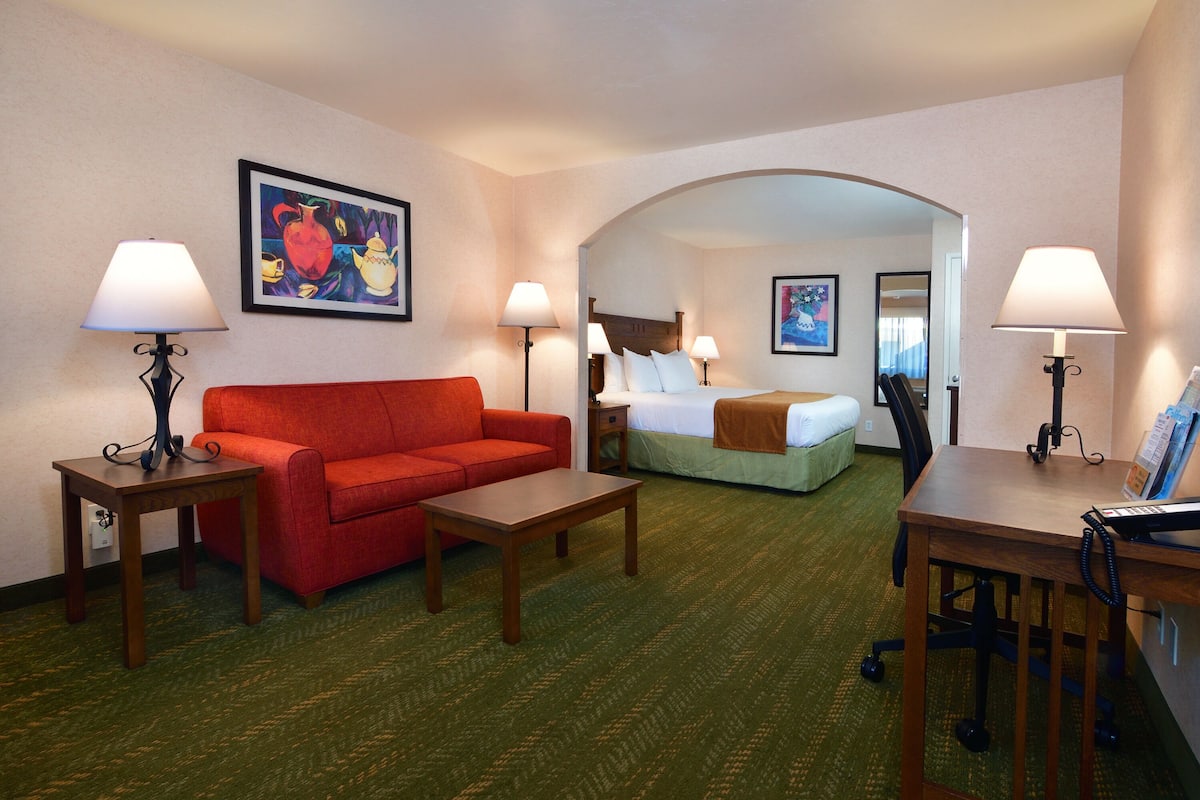 King Suite | 1 bedroom, premium bedding, pillowtop beds, iron/ironing board