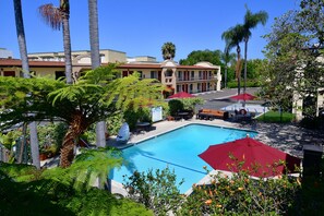 Piscine extérieure, parasols de plage, chaises longues