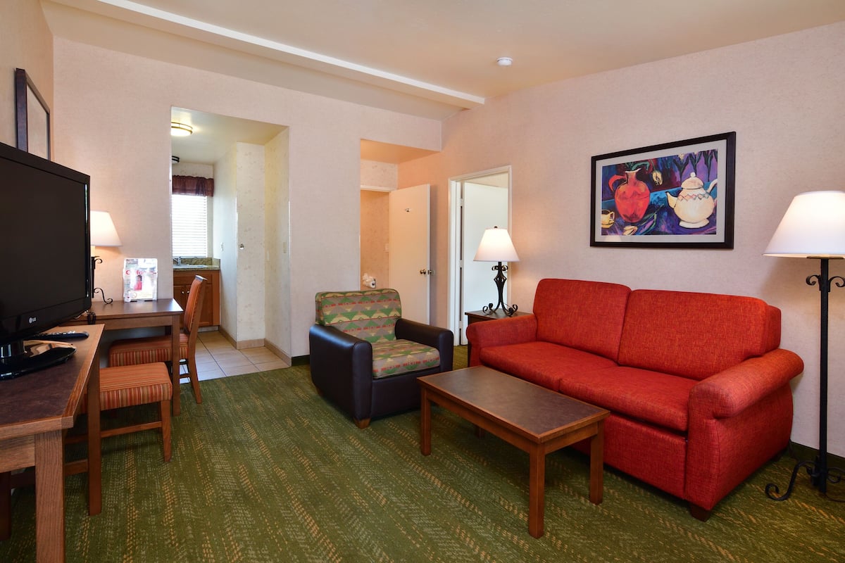 Family Suite w/ Kitchen | Living area | 43-inch TV with cable channels, DVD player