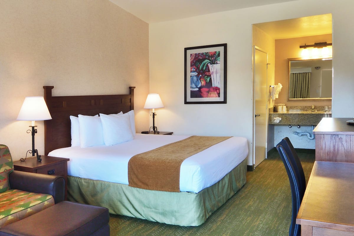 Standard Room, 1 King Bed | 1 bedroom, premium bedding, pillowtop beds, iron/ironing board