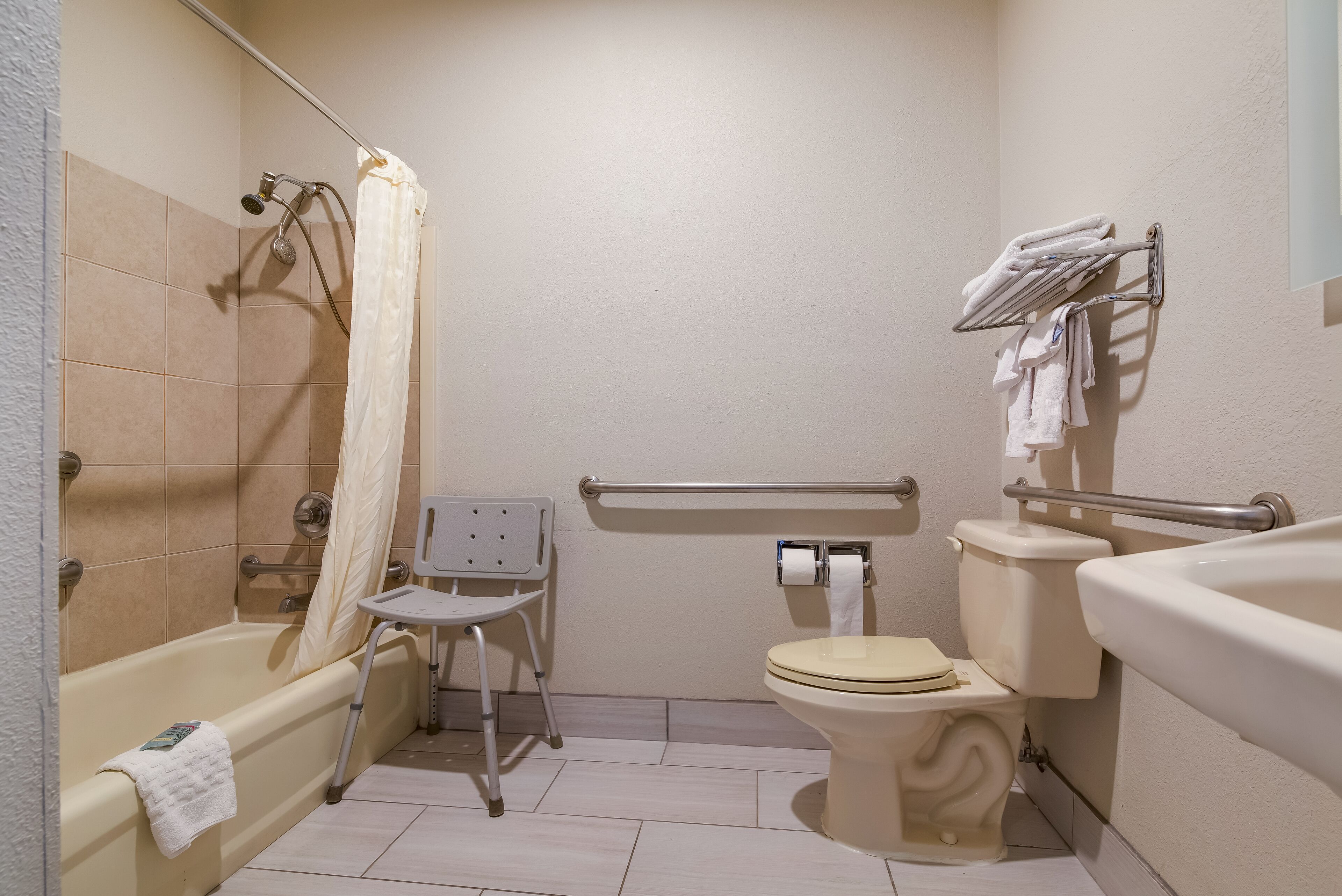Un baño pequeño con bañera, inodoro y ducha.
